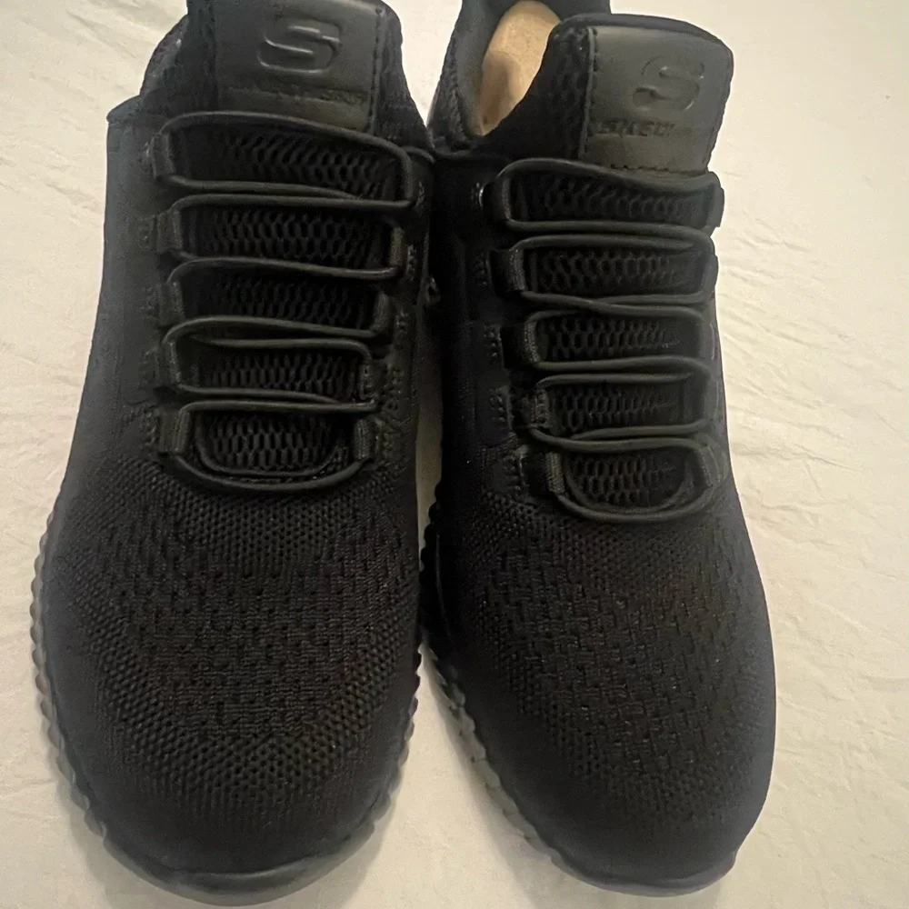Skechers Black Sneakers with Breathable Mesh and Cushioned Sole none slip - Picture 1 of 3